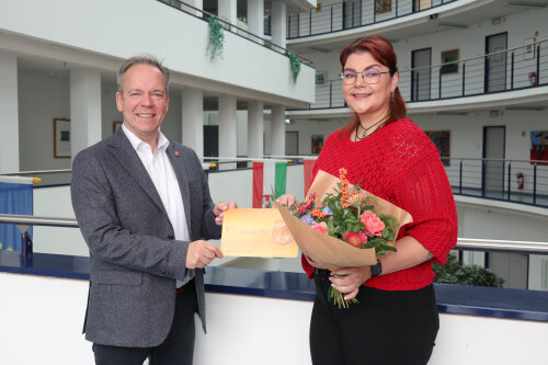 Landrat Klaus Grootens hat Ina Hanuschik, Vorsitzende des Fanfahrenzug Lieberhausen 1958 E.V., die 500. Ehrenamtskarte des Oberbergischen Kreises überreicht. (Foto: OBK) 