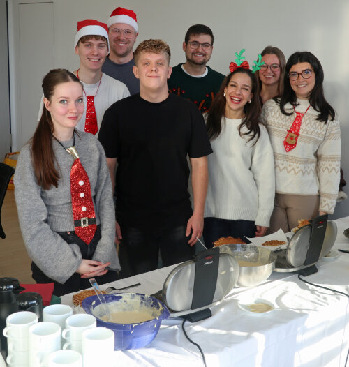 Mit Spaß und engagiert: Eines von drei Azubi-Teams der Kreisverwaltung, die mit der Waffelaktion einen Beitrag für den guten Zweck geleistet haben. (Foto: OBK)  