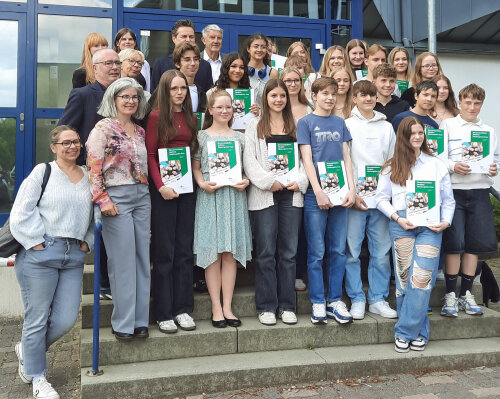Die große Anzahl der Teilnehmenden in Wiehl, die den Sozialführerschein der Ehrenamtsinitiative Weitblick erworben haben: trotz eines gut gefüllten Stundenplans waren die Jugendliche ehrenamtlich tätig und einige von ihnen wollen dieses freiwillige Engagement in sozialen Einrichtungen fortsetzen. (Foto: OBK) 