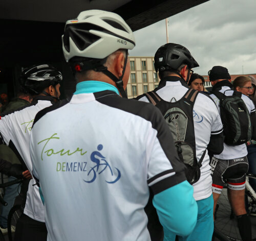 Gut gestärkt erfolgte der Aufbruch des Radlerteams "Tour Demenz 2025" an der AGewiS. (Foto: OBK)
