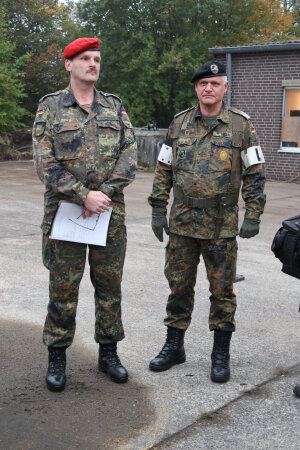 Oberstleutnant Achim Schneider (l.) vom Landesverbindungskommando im Austausch mit dem Leiter der Großübung, Oberstleutnant Thomas Meier, Leiter des Kreisverbindungskommandos Oberberg. (Foto: OBK) Oberstleutnant Achim Schneider (l.) vom Landesverbindungskommando im Austausch mit dem Leiter der Großübung, Oberstleutnant Thomas Meier, Leiter des Kreisverbindungskommandos Oberberg. (Foto: OBK)