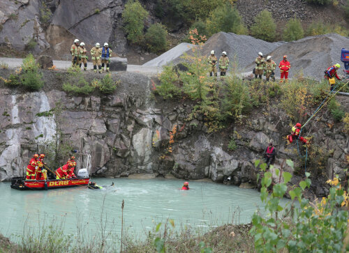 Wasserrettung im Steinbruch-See: Im guten Zusammenwirken mehrerer Hilfsorganisationen wurden zwei Personen aus dem Wasser "gerettet" und ein Fahrzeug vom Grund des Sees geborgen. (Foto: OBK) Wasserrettung im Steinbruch-See: Im guten Zusammenwirken mehrerer Hilfsorganisationen wurden zwei Personen aus dem Wasser "gerettet" und ein Fahrzeug vom Grund des Sees geborgen. (Foto: OBK)