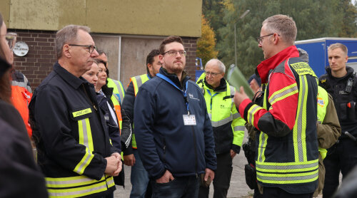 Kreisbrandmeister Julian Seeger (r.) erläutert Landrat Jochen Hagt und Kolleginnen und Kollegen des Amtes für Brand-, Zivil- und Katastrophenschutz und der Polizei die vielfältigen Übungseinsätze. (Foto: OBK) Kreisbrandmeister Julian Seeger (r.) erläutert Landrat Jochen Hagt und Kolleginnen und Kollegen des Amtes für Brand-, Zivil- und Katastrophenschutz und der Polizei die vielfältigen Übungseinsätze. (Foto: OBK)