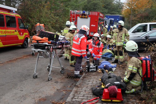Feuerwehr und DRK übten gemeinsam die Erstversorgung "verletzter" Personen, die aus einem "brennenden" Gebäude gerettet werden konnten. (Foto: OBK) Feuerwehr und DRK übten gemeinsam die Erstversorgung "verletzter" Personen, die aus einem "brennenden" Gebäude gerettet werden konnten. (Foto: OBK)
