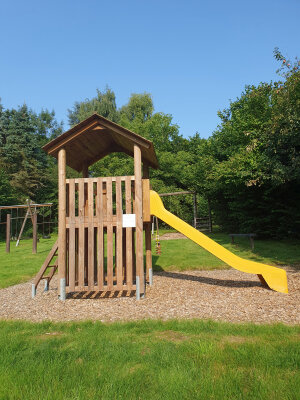 Die Untere Naturschutzbehörde des Oberbergischen Kreises hat mit dem Naturschutzbeirat Richtlinien für einen „Musterspielplatz“ vereinbart, um Kommunen, Dorfgemeinschaften oder eingetragenen Vereinen die Planung für derartige Vorhaben zu erleichtern. (Foto: OBK)