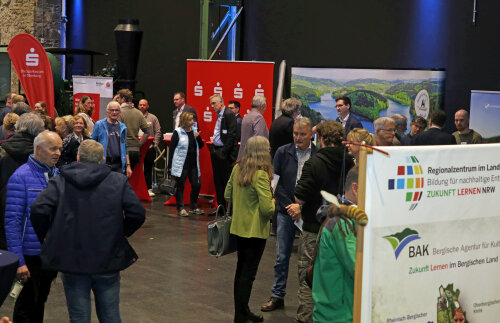 Bei einem Markt der Möglichkeiten stellten verschiedene Institutionen praxisnahe Projekte, Angebote und Ideen vor Ort vor und standen für  Gespräche zur Verfügung. (Foto: OBK)