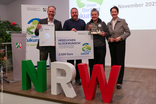 Siegerehrung in Bad Sassendorf: Landrat Klaus Grootens (l.) freut sich mit den Vertretenden der Dorfgemeinschaft Hülsenbusch über die Silberplatzierung im Landeswettbewerb "Unser Dorf hat Zukunft".
(Foto: J Film & Fotografie / Jannik Geisthoff 2025) 