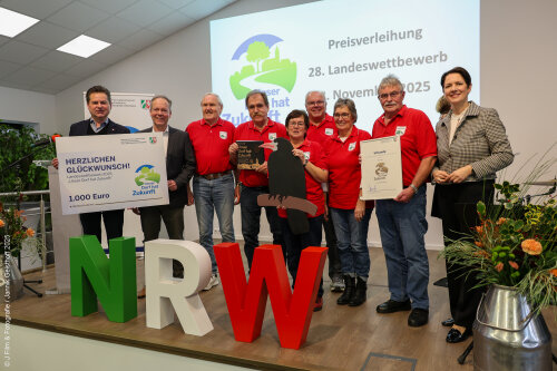 Bronze für Oberwiehl: Bei der Preisverleihung in Bad Sassendorf freuten sich die Vertretenden der Dorfgemeinschaft mit Landrat Klaus Grootens (2.v.l.) und dem Bürgermeister der Stadt Wiehl, Ulrich Stücker über die gute Platzierung im Landeswettbewerb "Unser Dorf hat Zukunft". (Foto: J Film & Fotografie / Jannik Geisthoff 2025).  