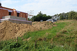 Baugrundstück mit Haus im Rohbau