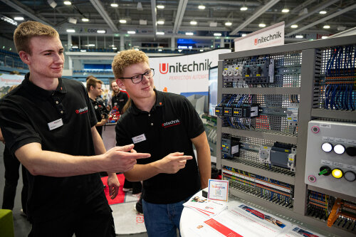 Technisch Interessierte fanden viele Ansprechpartner der mittelständischen Unternehmen der Region, die unterschiedliche Ausbildungsmöglichkeiten aufzeigten. (Foto: OBK) Technisch Interessierte fanden viele Ansprechpartner der mittelständischen Unternehmen der Region, die unterschiedliche Ausbildungsmöglichkeiten aufzeigten. (Foto: OBK)