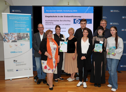 Erstmals als Berufswahl-SIEGEL Schule zertifiziert: Freude beim Kaufmännischen Berufskolleg Oberberg, Standorte Gummersbach und Waldbröl. (Foto: OBK)