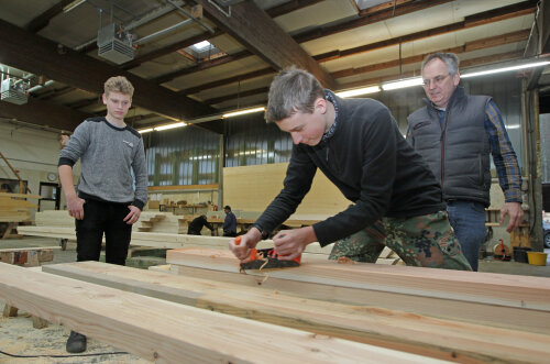 In modernen Produktionshallen können sich Schülerinnen und Schüler Einblicke in die vielfältigen Arbeitstechniken verschaffen, beispielsweise im Zimmerei-Handwerk. (Foto: OBK)      