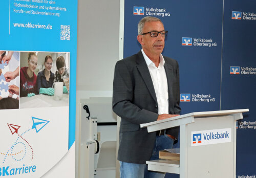 Schulamtsdirektor Thomas Gunkel würdigt das große Engagement der Lehrerinnen und Lehrer, die sich für die Berufsvorbereitung ihrer Schülerinnen und Schüler so vielfältig und kreativ stark machen. (Foto: OBK)