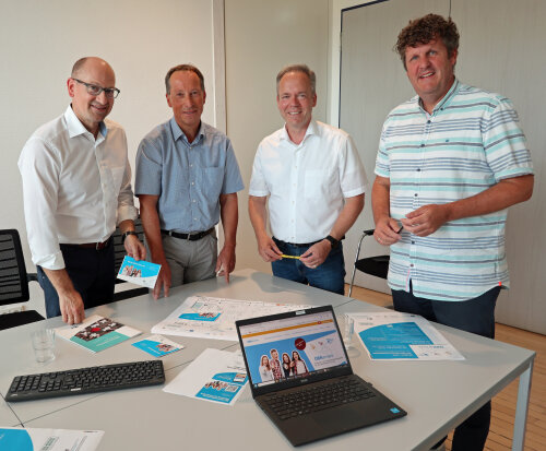 Freuen sich über die neue Online Darstellung „Berufsorientierung im OBK auf einen Blick“ (v.l.): Ulrich Koch, Geschäftsführer des Arbeitgeberverbandes Oberberg und Vorsitzender der Ausbildungsinitiative Oberberg AiO; Planungsdezernent Frank Herhaus, Kreisdirektor Klaus Grootens und Thomas Langenbach, Kommunale Koordinierungsstelle Übergang Schule-Beruf/Studium des Oberbergischen Kreises. (Foto: OBK) Freuen sich über die neue Online Darstellung „Berufsorientierung im OBK auf einen Blick“ (v.l.): Ulrich Koch, Geschäftsführer des Arbeitgeberverbandes Oberberg und Vorsitzender der Ausbildungsinitiative Oberberg AiO; Planungsdezernent Frank Herhaus, Kreisdirektor Klaus Grootens und Thomas Langenbach, Kommunale Koordinierungsstelle Übergang Schule-Beruf/Studium des Oberbergischen Kreises. (Foto: OBK)