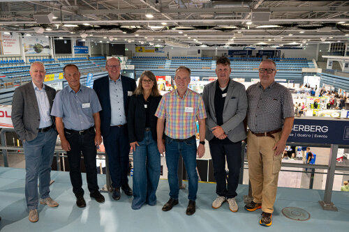 Die Organisatoren der OBKarriere 2025 freuten sich über die gute Resonanz interessierter Gäste und Aussteller (v.l.n.r.): Uwe Cujai, Leiter Wirtschaftsförderung Oberberg; Frank Herhaus, Dezernent für Planung, Regionalentwicklung und Umwelt des Oberbergischen Kreises; Prof. Dr. Christian Kohls, Dekan des Campus Gummersbach der TH Köln; Andrea Käsbach, Kommunale Koordinierungsstelle Übergang Schule - Beruf/Studium des Oberbergischen Kreises (KoKo); Kreisdirektor Klaus Grootens; Thomas Langenbach, KoKo und Michael Sallmann, Leiter der IHK-Geschäftsstelle Oberberg. (Foto:OBK) Die Organisatoren der OBKarriere 2025 freuten sich über die gute Resonanz interessierter Gäste und Aussteller (v.l.n.r.): Uwe Cujai, Leiter Wirtschaftsförderung Oberberg; Frank Herhaus, Dezernent für Planung, Regionalentwicklung und Umwelt des Oberbergischen Kreises; Prof. Dr. Christian Kohls, Dekan des Campus Gummersbach der TH Köln; Andrea Käsbach, Kommunale Koordinierungsstelle Übergang Schule - Beruf/Studium des Oberbergischen Kreises (KoKo); Kreisdirektor Klaus Grootens; Thomas Langenbach, KoKo und Michael Sallmann, Leiter der IHK-Geschäftsstelle Oberberg. (Foto:OBK)