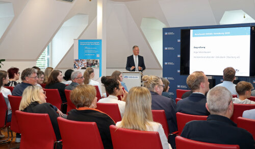 Der Vorstandsvorsitzende der Volksbank Oberberg eG, Ingo Stockhausen, beglückwünscht die zertifizierten Schulen und dankt für ihre Unterstützung zur praxisorientierten Vorbereitung auf das Arbeitsleben. (Foto: OBK)  