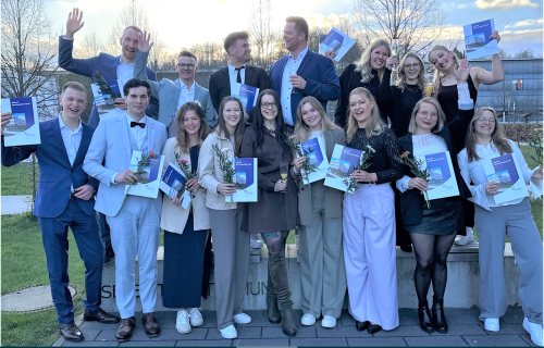 Freude über die bestandenen Prüfungen bei den frisch gekürten Notfallsanitäterinnen und Notfallsanitätern: hintere Reihe (v. l.): Lars Doert Benedikt Burkhardt, Antonio Lamarra, Nils Teckhaus, Letizia Weber, Anna-Lena Runkel, Sophie Köhn
Gabriel Quack, Finn Lorenzen, Martha Müller, Franziska Stoffel, Julia Peterek (Kursleitung), Helene Bohle, Maxima Wilken, Jennifer Brungs, Meike Seimen. (Foto: AGewiS).
