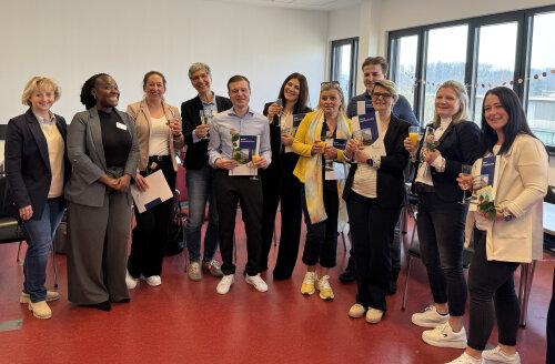 Die Absolventinnen und Absolventen der ersten Externenprüfung zur Pflegefachassistenz freuen sich über ihre erfolgreichen Abschlüsse an der AGewiS. (Foto: OBK)