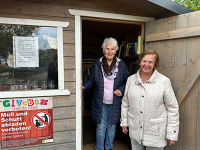 Gudrun Kühr (l.) und Ruth Lemmer (r.) von der Give-Box Derschlag. (Foto: OBK)