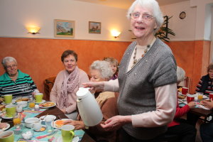 Ingrid Hauer (r.) bedient die Gäste des Cafés. (Foto: OBK)