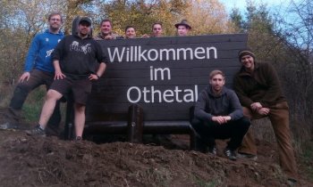 Marius Blum (r.) und weitere Mitglieder der OHF bei der Aufstellung des Taleingangs-Schildes. (Foto: OHF)