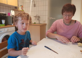 Michaela Stehr-Richelshagen backt Plätzchen mit Patenkind. (Foto: Michaela Stehr-Richelshagen)