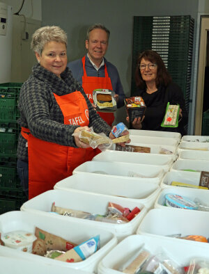 Kerstin Gipperich, die Leiterin des Straßenverkehrsamtes (l.) und Landrat Klaus Grootens ließen sich von Ulla Blum, Tafeln Oberberg, zeigen, wie die Lebensmittelbestände in Eimern vor der Ausgabe an Bedürftige portioniert werden. (Foto: OBK)    