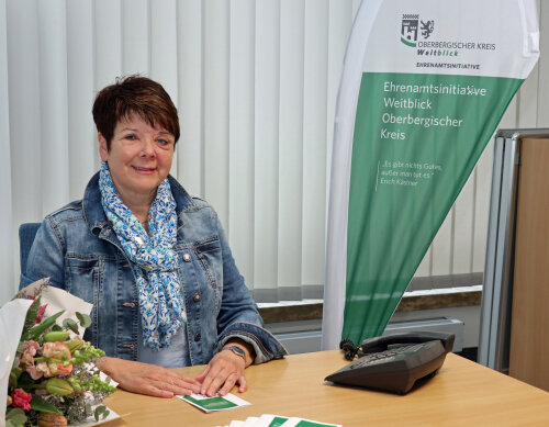 Weitblicklotsin Carmen Jauch wirbt für das Projekt Nachbarschaftshilfe bei Seniorinnen und Senioren in Gummersbach. (Foto: OBK) Weitblicklotsin Carmen Jauch wirbt für das Projekt Nachbarschaftshilfe bei Seniorinnen und Senioren in Gummersbach. (Foto: OBK)