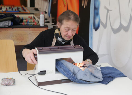 Die Ehrenamtsinitiative Weitblick des Oberbergischen Kreises sucht auch am Standort Radevormwald ehrenamtlich Tätige, die sich im Nähcafé der Flüchtlingshilfe engagieren. (Foto: OBK) 