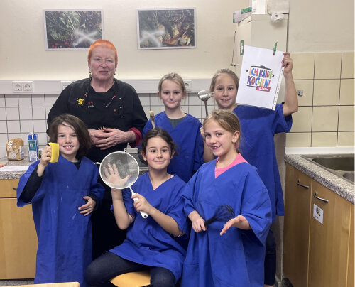 Viel Spaß am gemeinsamen Kochen haben die Viertklässler der Gemeinschaftsgrundschule Schnellenbach mit Weitblicklotsin Gitta Quercia-Naumann. (Foto: GGS Schnellenbach)