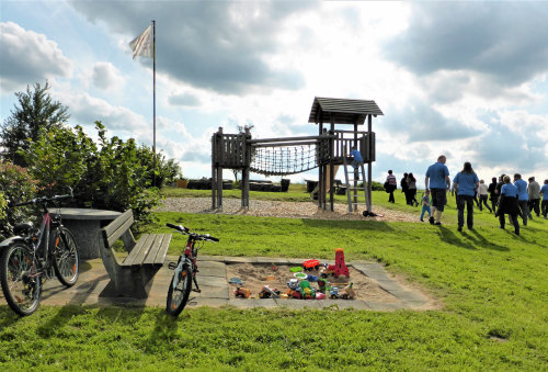 Miteinander - füreinander: die Ehrenamts-Akademie des Oberbergischen Kreises unterstützt unentgeldlich ehrenamtliches Engagement mit zahlreichen Kursen, Vorträgen und Hilfsangeboten. (Foto: OBK) Miteinander - füreinander: die Ehrenamts-Akademie des Oberbergischen Kreises unterstützt unentgeldlich ehrenamtliches Engagement mit zahlreichen Kursen, Vorträgen und Hilfsangeboten. (Foto: OBK)