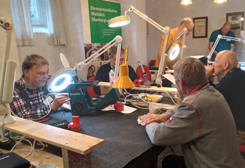Ehrenamtliche Projekte, wie beispielsweise Repair Cafés, werden häufig von Weitblicklotsinnen und -lotsen koordiniert. (Foto: OBK) Ehrenamtliche Projekte, wie beispielsweise Repair Cafés, werden häufig von Weitblicklotsinnen und -lotsen koordiniert. (Foto: OBK)