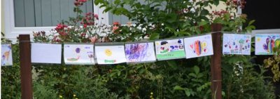 Die Bilder der Kinder können im Garten bewundert werden. (Foto: Astrid Marcinkowski)