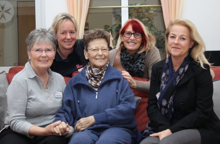  Dezernentin Birgit Hähn (r.) engagierte sich ehrenamtlich im Johannes-Hospiz Oberberg. Mit Johanniter-Unfall-Hilfe e.V. Regionalverband Rhein.-/Oberberg. – hier: Oberbergischer Kreis - Mein schönster Landkreis. (Foto: OBK)