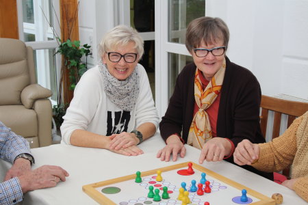  Gabriele Keil-Riegert (Leiterin Amt für Immobilienwirtschaft, l.) und Hildegard Dickschen (Leiterin Kreisordnungsamt) halfen bei der Betreuung in der Johanniter Tagespflege in Wiehl. Mit Johanniter-Unfall-Hilfe e.V. Regionalverband Rhein.-/Oberberg – hier: Oberbergischer Kreis - Mein schönster Landkreis. (Foto: OBK)