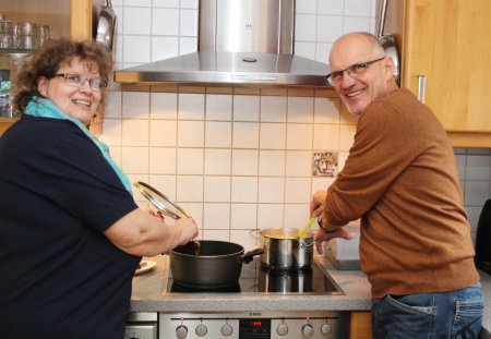  Heinz Thelen (Leiter Kreisjugendamt) bekochte die Patienten im Johannes-Hospiz Oberberg. Mit Johanniter-Unfall-Hilfe e.V. Regionalverband Rhein.-/Oberberg. – hier: Oberbergischer Kreis - Mein schönster Landkreis. (Foto: OBK)