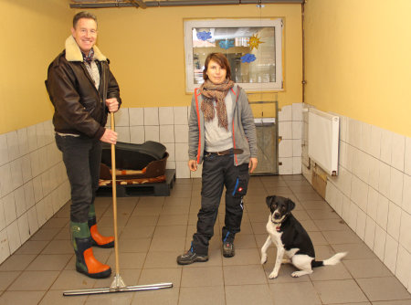 Dezernent Ralf Schmallenbach packte im Tierheim Koppelweide mit an. Tierärztin Dr. Anja Zimmer berichtete über die Aufgaben der Tierpfleger und des ehrenamtlichen Helferteams. (Foto: OBK)