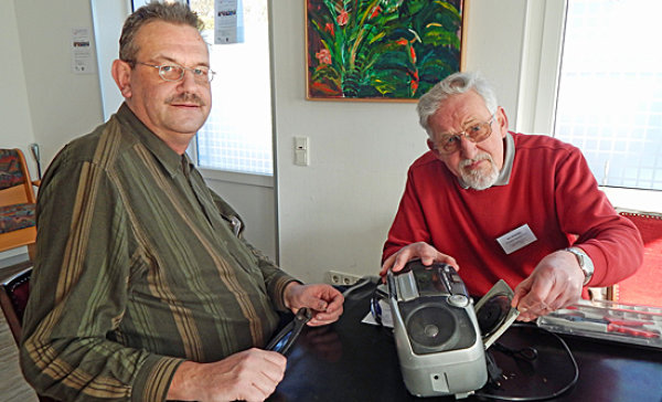 Michael Bonrath und Hans Bornwaßer reparieren ein Radio. (Foto: OBK)