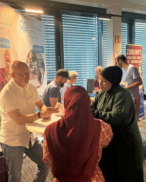 Im direkten Kontakt zu Arbeitgebern im Oberbergischen Kreis: die Teilnehmenden der Aktionstage Pflege und Rettung nutzten auch dieses niederschwellige Informationsangebot. (Foto: OBK)