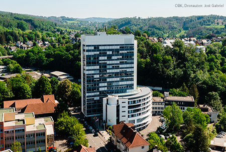 Das heutige Kreishaus mit Hochhaus mit Rundbau. (Foto: OBK, Dronauten: Jost Gabriel)