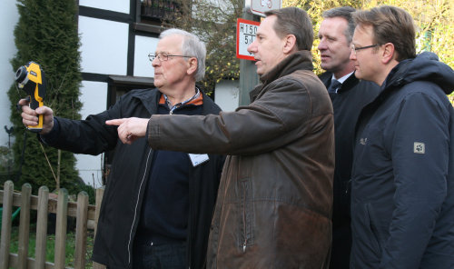 Thermograf Franz Liebelt demonstriert, welche Wärmebilder zur Analyse erstellt werden müssen. Kreisdirektor Jochen Hagt, Volksbankvorstand Ingo Stockhausen und Marcus Otto von der Kreishandwerkerschaft sind von dem Konzept zur energetischen Sanierung überzeugt (Foto:OBK) Thermograf Franz Liebelt demonstriert, welche Wärmebilder zur Analyse erstellt werden müssen. Kreisdirektor Jochen Hagt, Volksbankvorstand Ingo Stockhausen und Marcus Otto von der Kreishandwerkerschaft sind von dem Konzept zur energetischen Sanierung überzeugt (Foto:OBK)