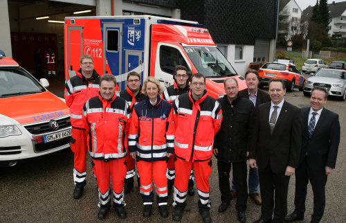 Kreisdirektor Jochen Hagt (2.v.r) mit Klaus Grootens (r.), Dr. Ralf Mühlenhaus (3.v.r.) und Bürgermeister Dr. Josef Korsten beim Wachwechsel an der Rettungswache Radevormwald. (Foto: OBK)