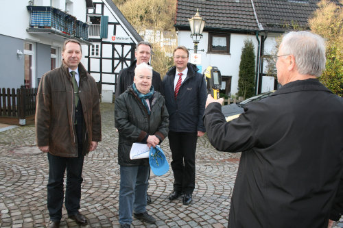 Hausbesitzer Hans-Peter Fielenbach hat sein Geschäftshaus erfolgreich umgebaut und energetisch saniert. Das Ergebnis präsentiert er den Organisatoren der Thermografieaktion. (Foto:OBK) 