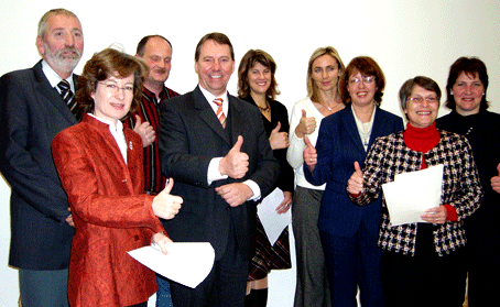 Freude beim Projektstart (von links) bei Rolf Lorenz, Leiter Regionalagentur Köln, den Bildungsträgern Angelika Nolting, Inga Häusler und Karsten Pahl, beim Wirtschaftsförderungs-Dezernenten Jochen Hagt, sowie Susanne Berg, Dagmar Rinker, Ute Haake und Birgit Steuer, die am Projekt beteiligt sind