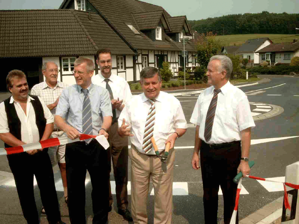 Das Foto zeigt Landrat Hagen Jobi und Bürgermeister Bernd Hombach am 14.07.2005 bei der Eröffnung des Verkehrskreisels in Nümbrecht-Stockheim Das Foto zeigt Landrat Hagen Jobi und Bürgermeister Bernd Hombach am 14.07.2005 bei der Eröffnung des Verkehrskreisels in Nümbrecht-Stockheim