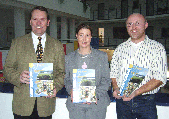 Das Foto zeigt v. l. Jochen Hagt, Dezernent für Wirtschaftsförderung und Allgemeiner Vertreter des Landrates, Susanne Roll, Geschäftsführerin GTC Gummersbach, und Peter Schmidt, Chefredakteur "Oberbergische Impulse"