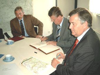 Das Bild zeigt von links Bürgermeistersprecher Werner Becker-Blonigen, Regierungspräsident Hans Peter Lindlar beim Eintrag ins Goldene Buch des Oberbergischen Kreises und Landrat Hagen Jobi.