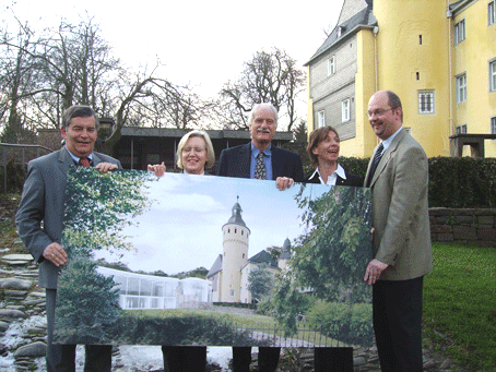 Auf dem Foto sind mit dem Entwurf des siegreichen Architekten Thomas van den Valentyn v. l. zu sehen: Landrat Hagen Jobi, die Kulturausschuss-Vorsitzende Ursula Mahler, der Preisgerichts-Vorsitzende Walter van Lom. Museumsdirektorin Dr. Gudrun Sievers-Fläger sowie der Vorsitzende des Bauausschusses Jürgen Paul Rogowski