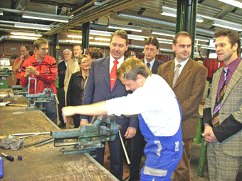  Das Foto zeigt Jugendliche an der Werkbank im Steinmüller-Föderzentrum mit Vertretern der Verwaltung und den geförderten Projekten.