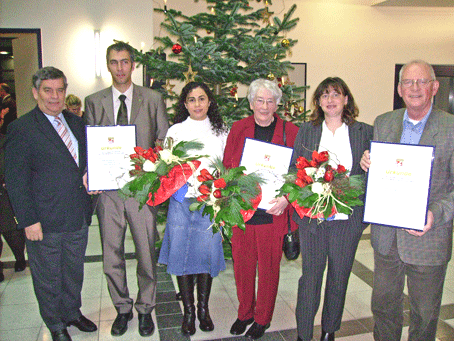 Landrat Hagen Jobi (l.) überreichte den ersten Preis an Hedwig Schmidt (3.v.r.), den zweiten Preis an Vahid Mobini von der Gefährdetenhilfe Scheideweg (2.v.l.). Der dritte Preis ging an Friedhelm Irle von der Hausaufgabenhilfe Hunsheim (r.). (Foto: Oberbergischer Kreis)